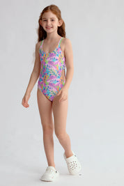 Traje de baño rosado para niña con estampado de hojas coloridas y espalda cruzada