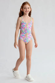 Traje de baño rosado para niña con estampado de hojas coloridas y espalda cruzada