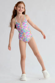 Traje de baño rosado para niña con estampado de hojas coloridas y espalda cruzada