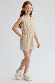 Enterito beige para niña con nudos en hombros y ajuste en la cintura