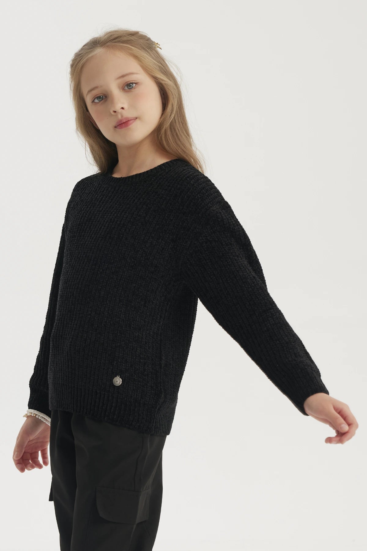 Sweater negro de niña en chenille con diseño liso y tejido texturizado ajustado al cuerpo