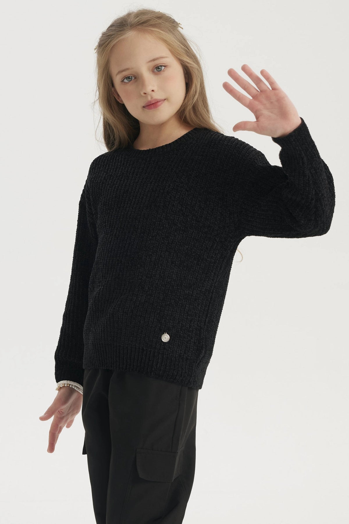 Sweater negro de niña en chenille con diseño liso y tejido texturizado ajustado al cuerpo