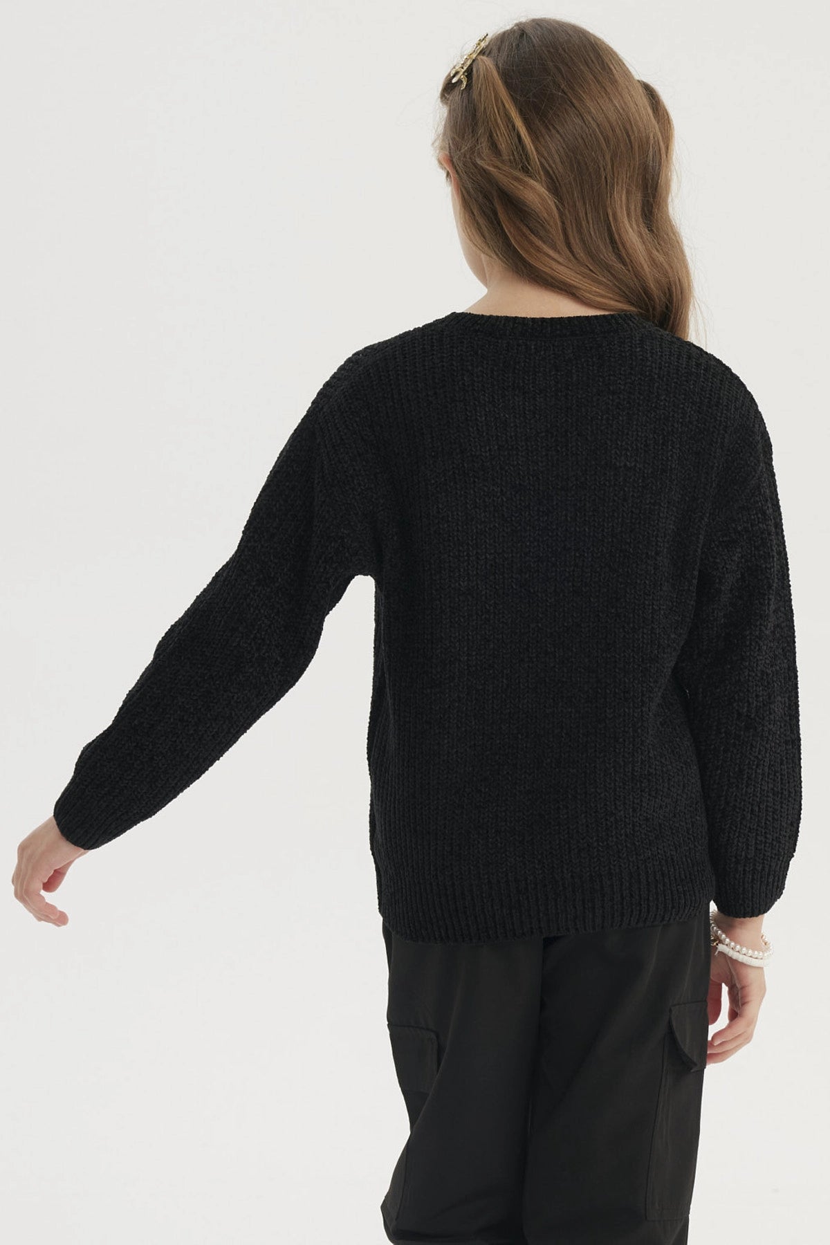 Sweater negro de niña en chenille con diseño liso y tejido texturizado ajustado al cuerpo
