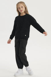 Sweater negro de niña en chenille con diseño liso y tejido texturizado ajustado al cuerpo