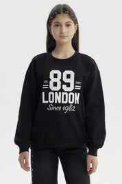 Polerón negro para niña con estampado blanco 89 LONDON en el frente estilo casual y relajado sin capucha