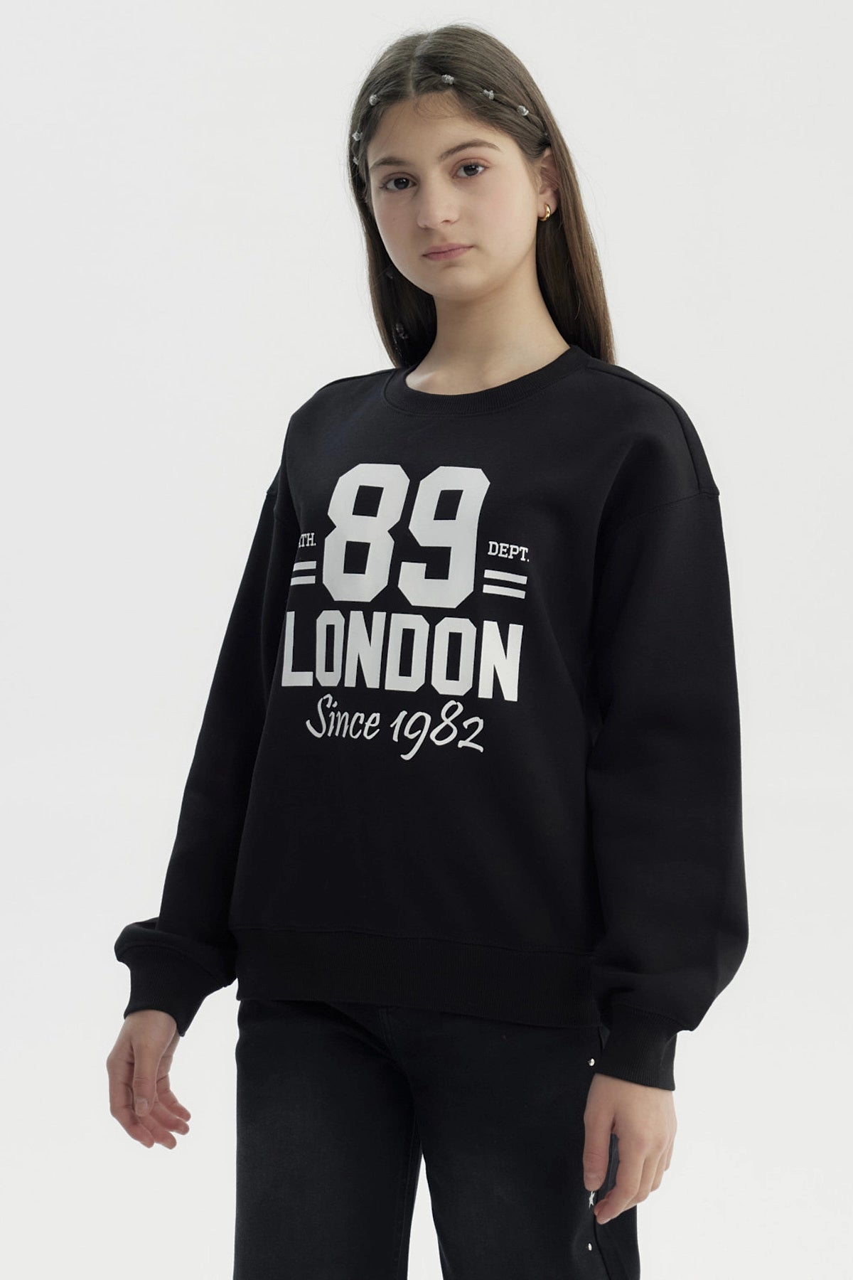 Polerón negro para niña con estampado blanco 89 LONDON en el frente estilo casual y relajado sin capucha