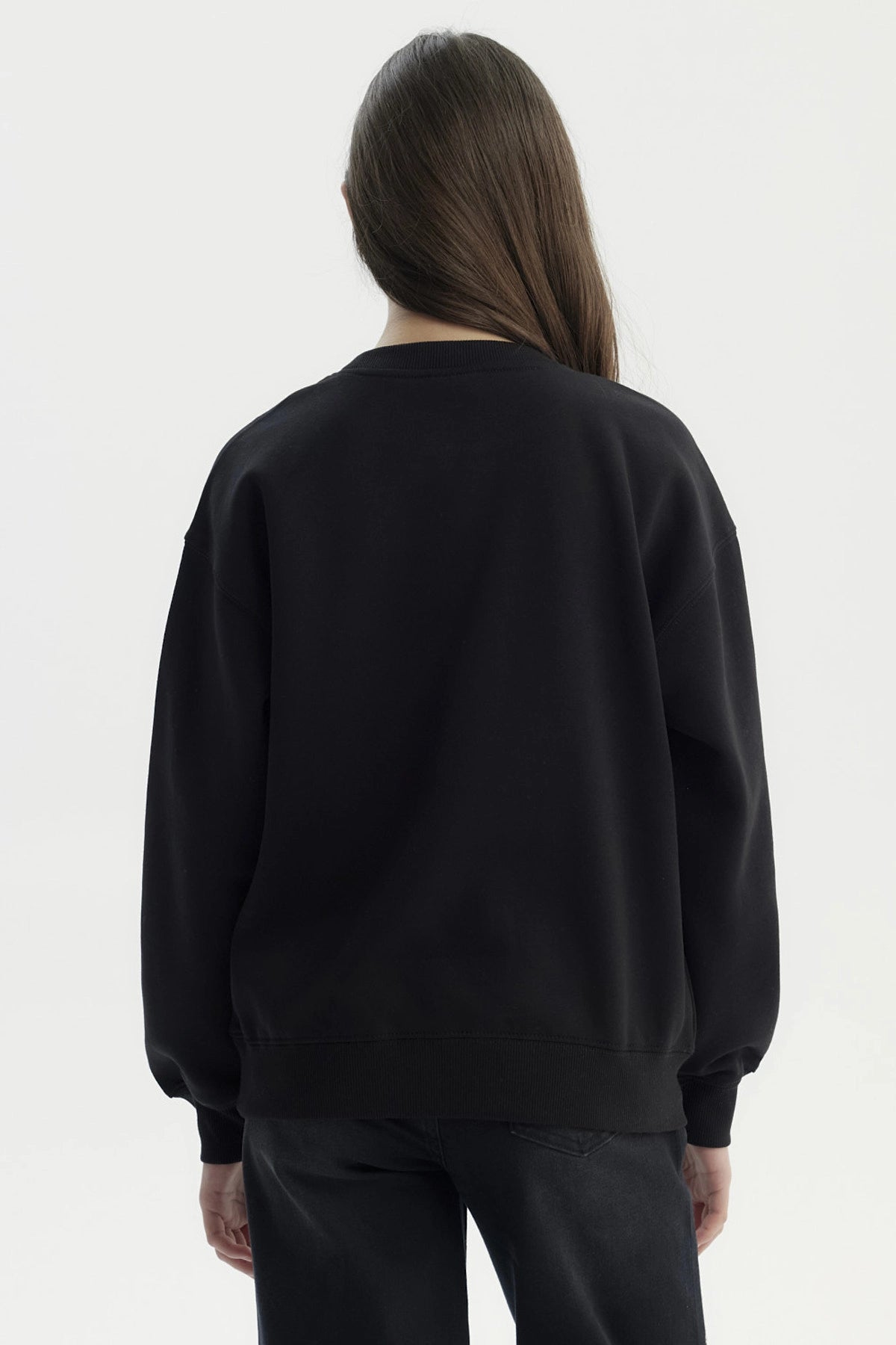 Polerón negro para niña con estampado blanco 89 LONDON en el frente estilo casual y relajado sin capucha