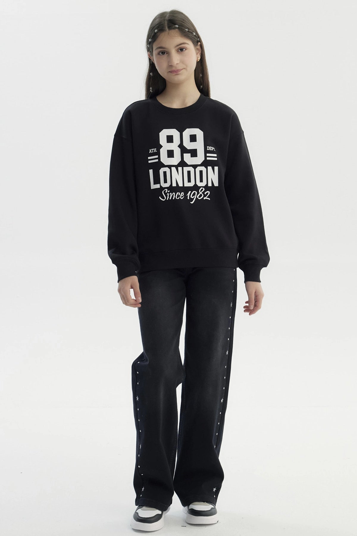 Polerón negro para niña con estampado blanco 89 LONDON en el frente estilo casual y relajado sin capucha