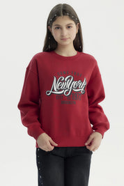 Polerón niña rojo oscuro con texto New York en el pecho estilo urbano moderno
