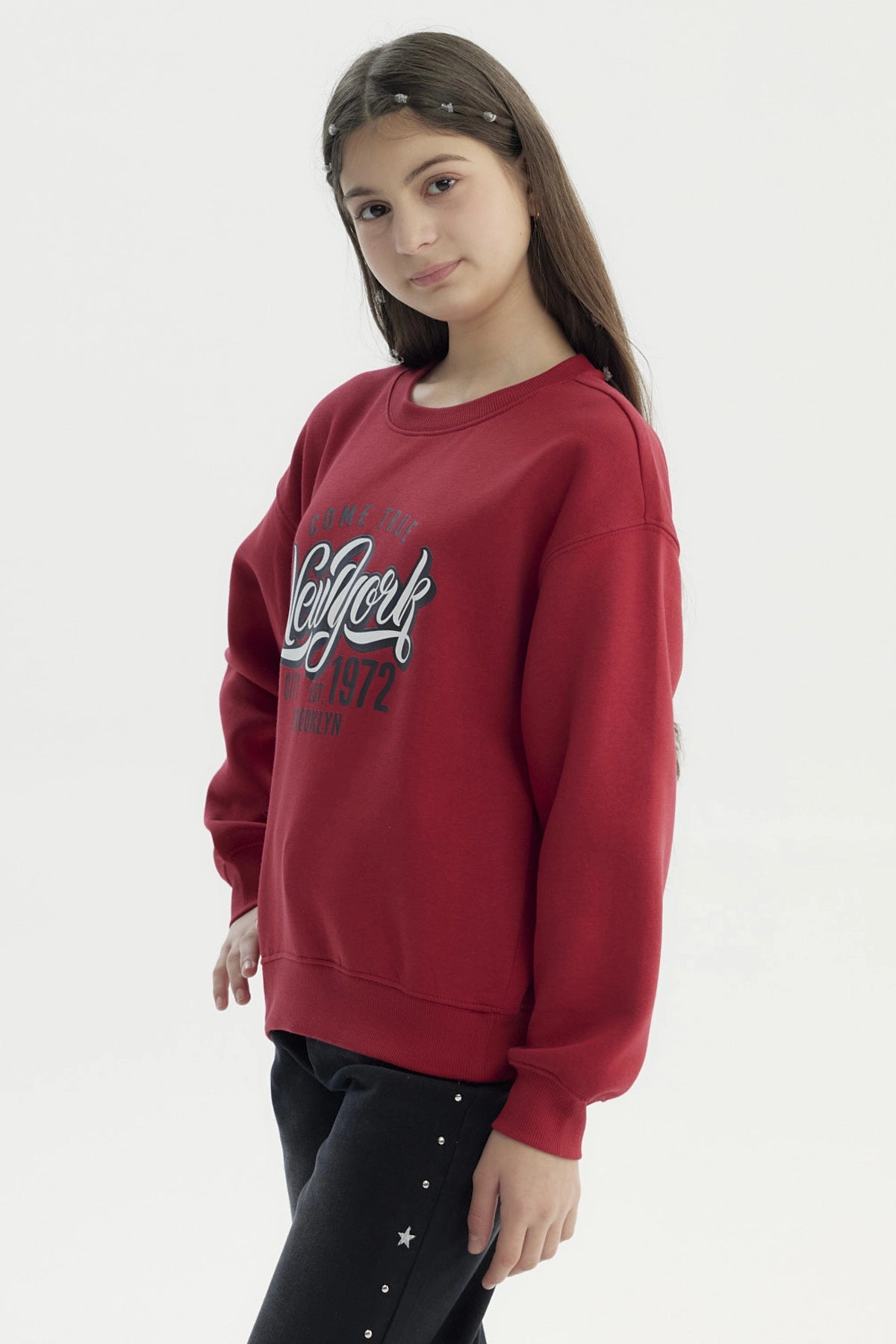 Polerón niña rojo oscuro con texto New York en el pecho estilo urbano moderno