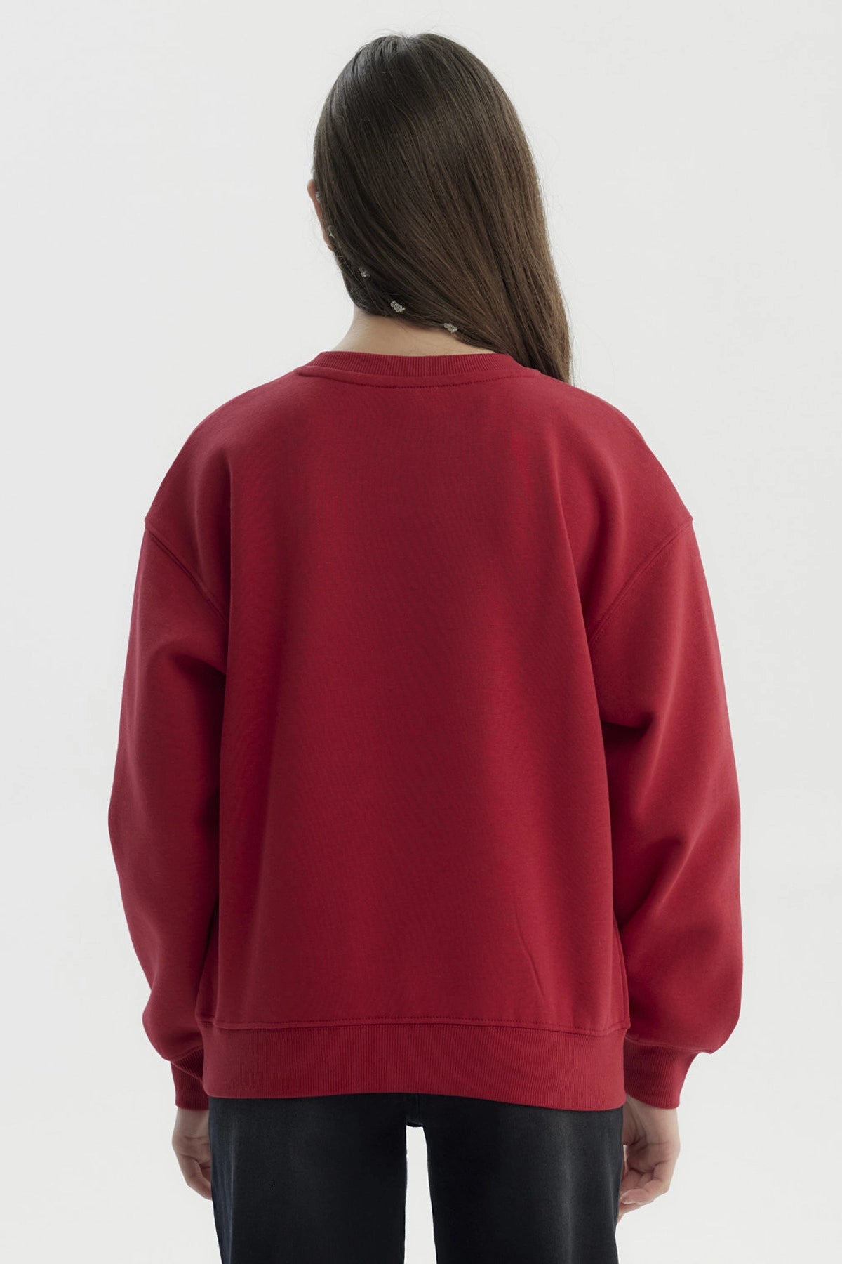 Polerón niña rojo oscuro con texto New York en el pecho estilo urbano moderno
