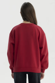 Polerón niña rojo oscuro con texto New York en el pecho estilo urbano moderno
