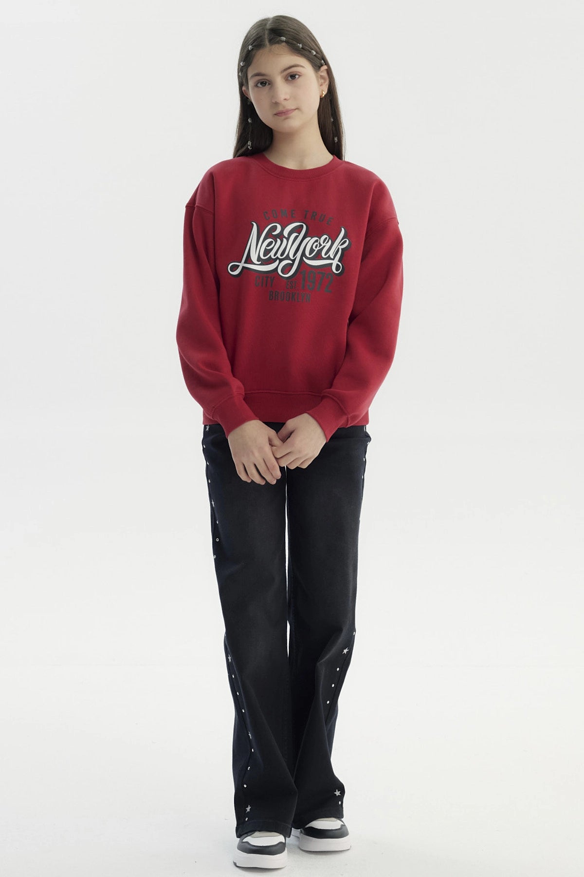 Polerón niña rojo oscuro con texto New York en el pecho estilo urbano moderno