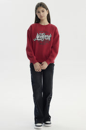 Polerón niña rojo oscuro con texto New York en el pecho estilo urbano moderno