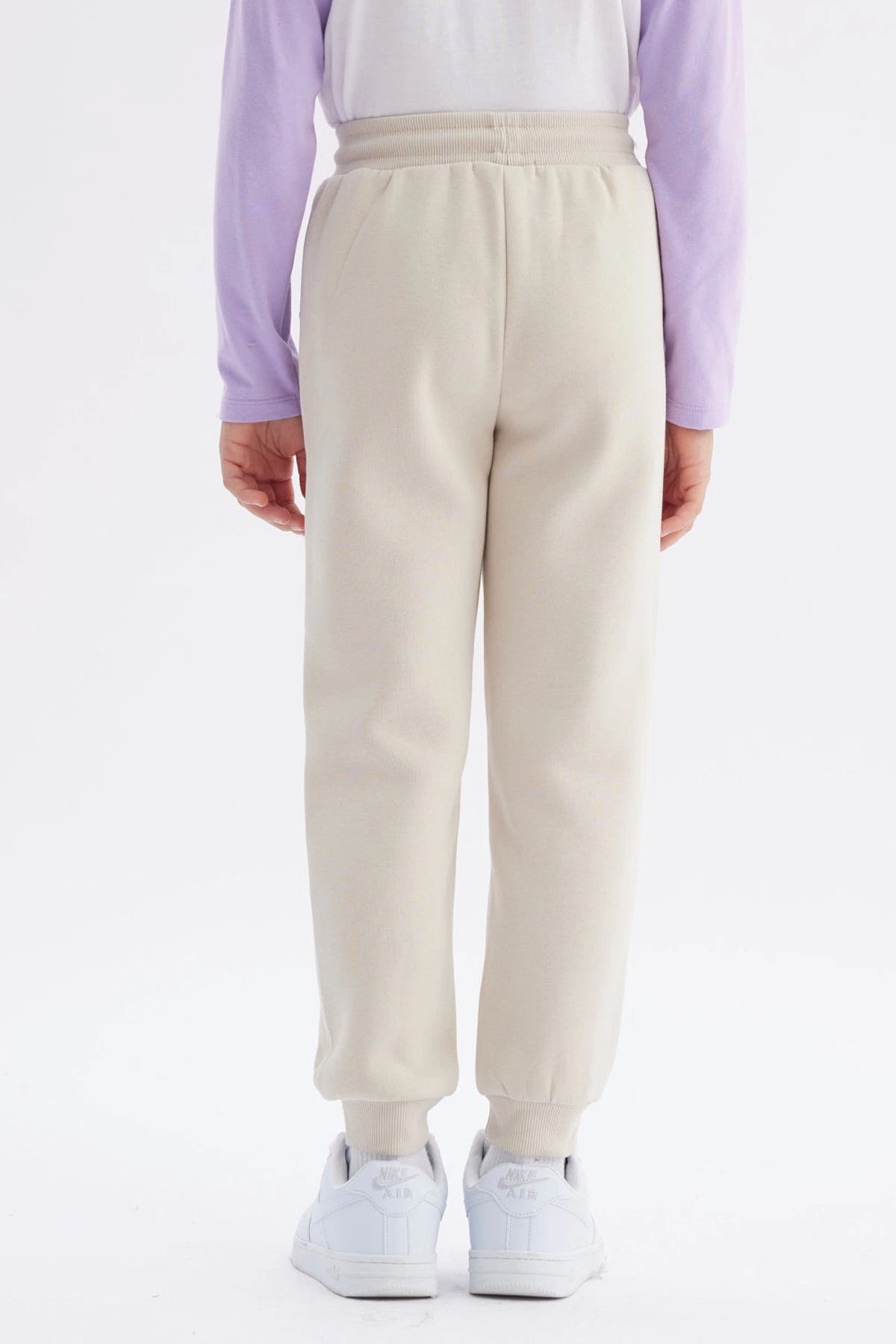 Pantalón buzo jogger beige niña con cintura elástica y bolsillos laterales lisa y cómoda ideal para el día a día