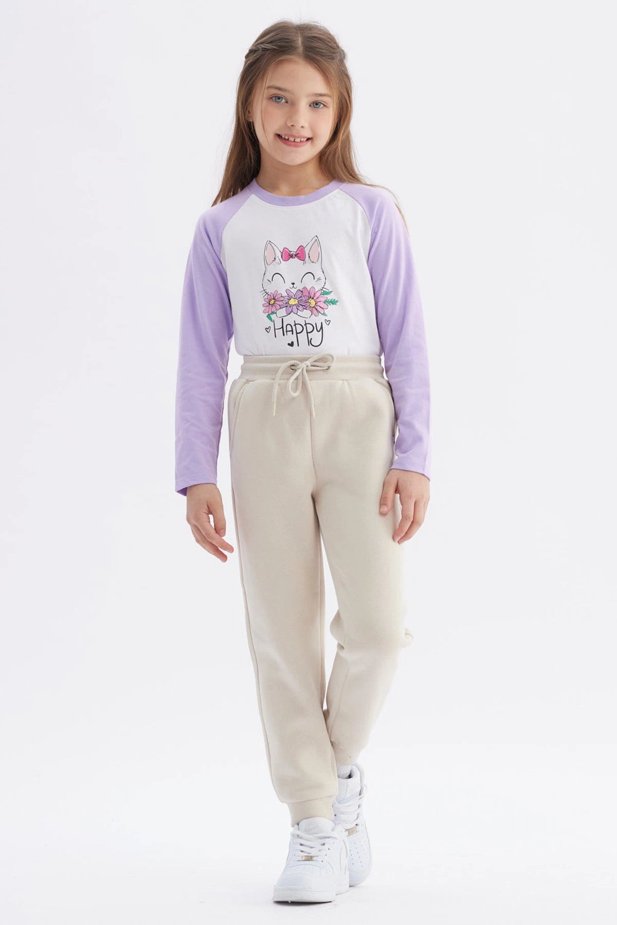 Pantalón buzo jogger beige niña con cintura elástica y bolsillos laterales lisa y cómoda ideal para el día a día