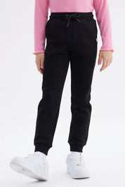 Pantalón jogger negro para niña con ajuste de cordón y puños elásticos diseño liso ideal para el día a día