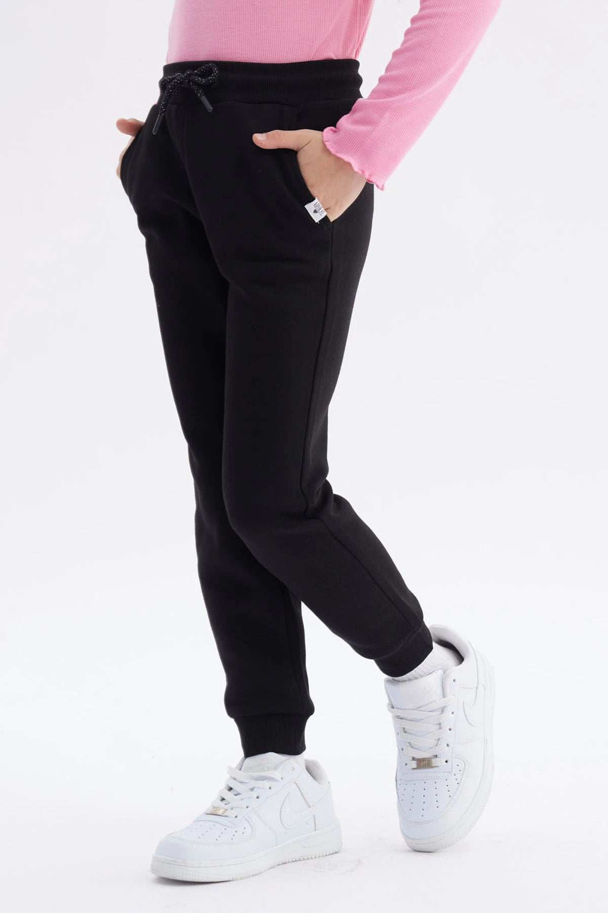 Pantalón jogger negro para niña con ajuste de cordón y puños elásticos diseño liso ideal para el día a día