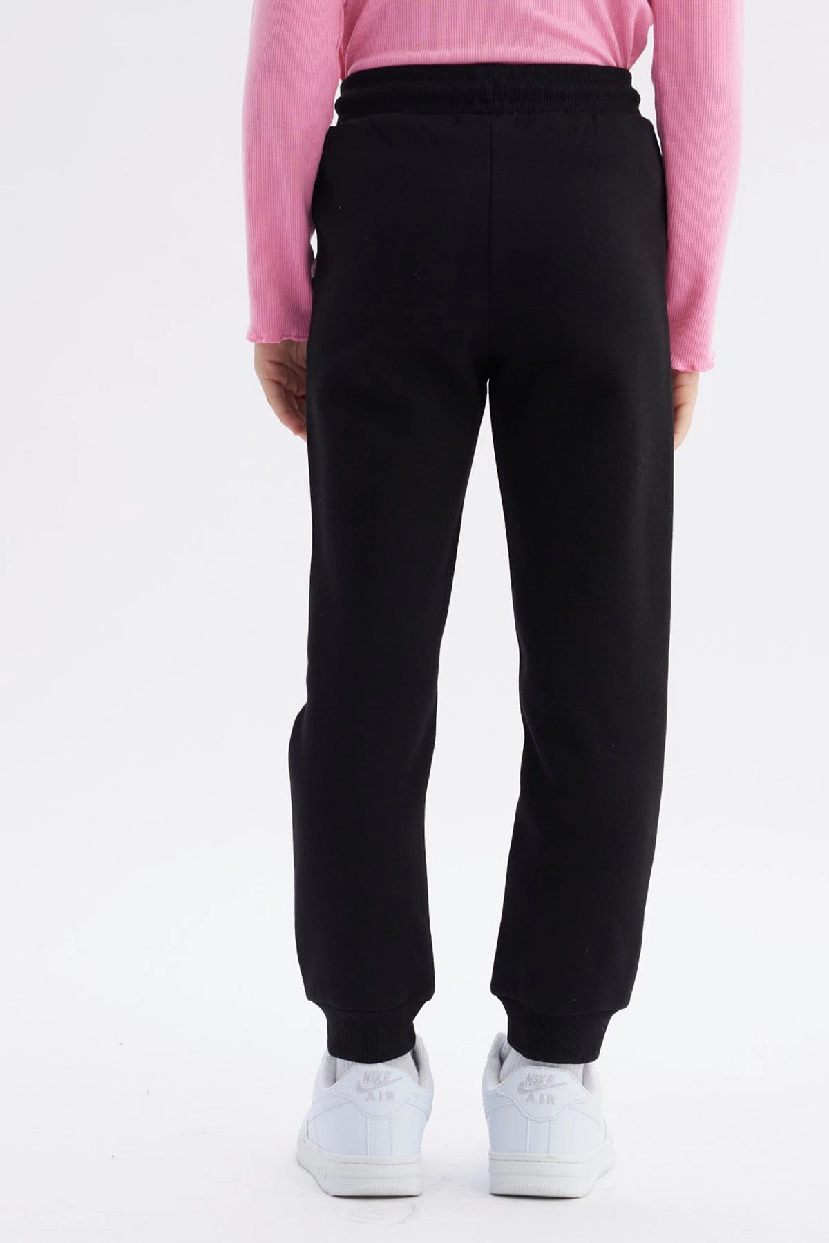 Pantalón jogger negro para niña con ajuste de cordón y puños elásticos diseño liso ideal para el día a día
