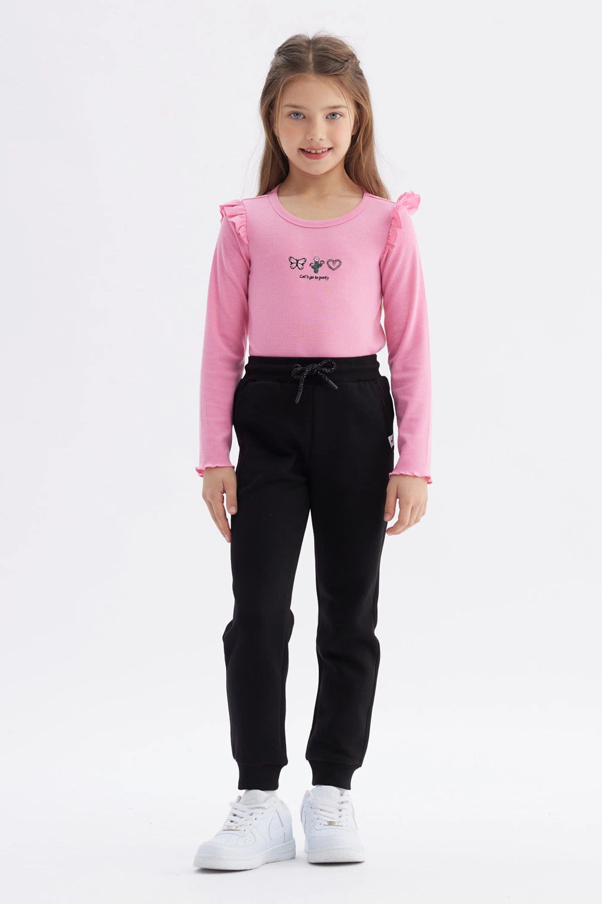 Pantalón jogger negro para niña con ajuste de cordón y puños elásticos diseño liso ideal para el día a día