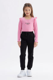 Pantalón jogger negro para niña con ajuste de cordón y puños elásticos diseño liso ideal para el día a día