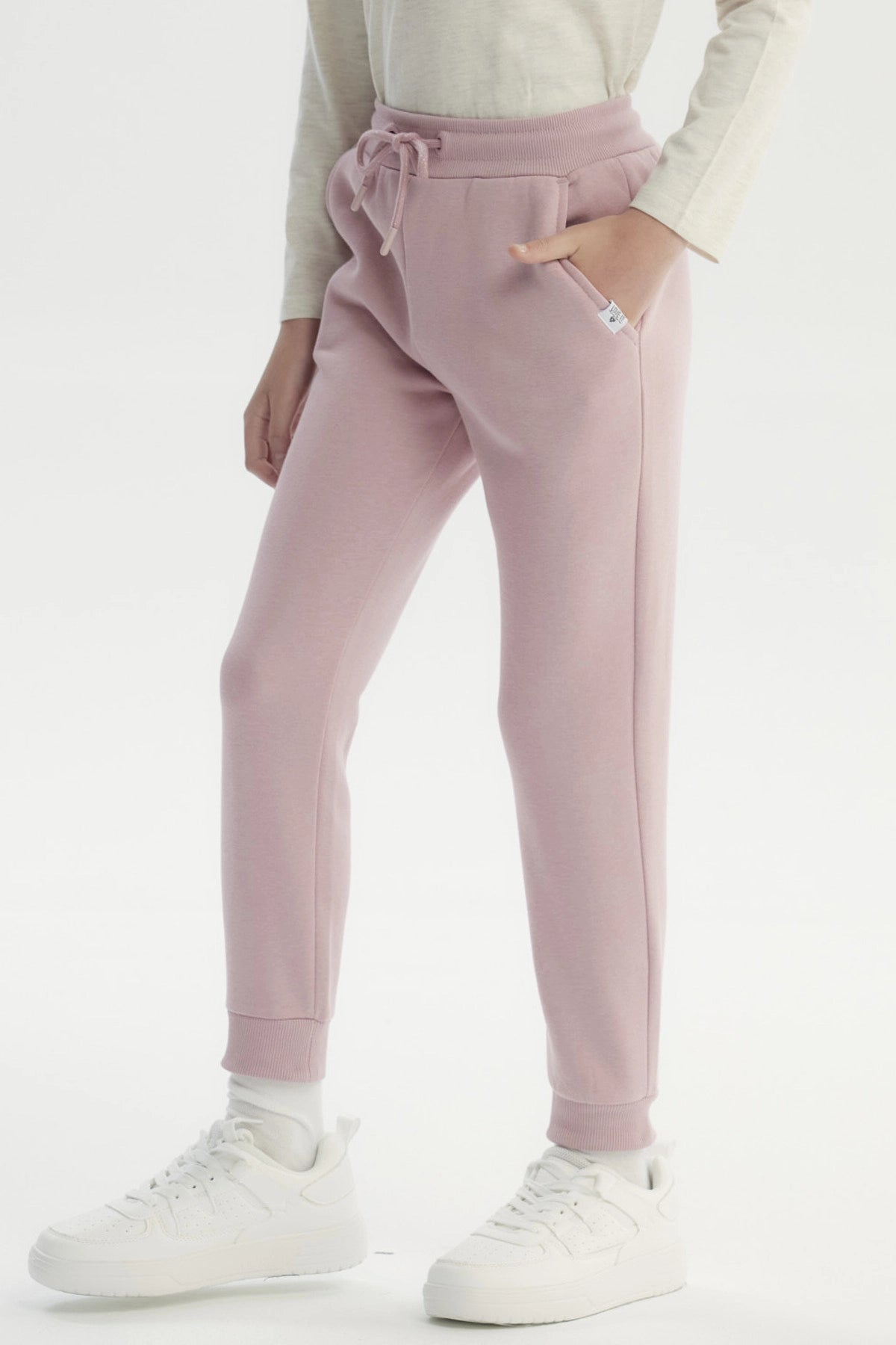 Pantalón jogger rosado para niña con cintura elástica y cordón liso sin estampa ajuste cómodo y bolsillos laterales