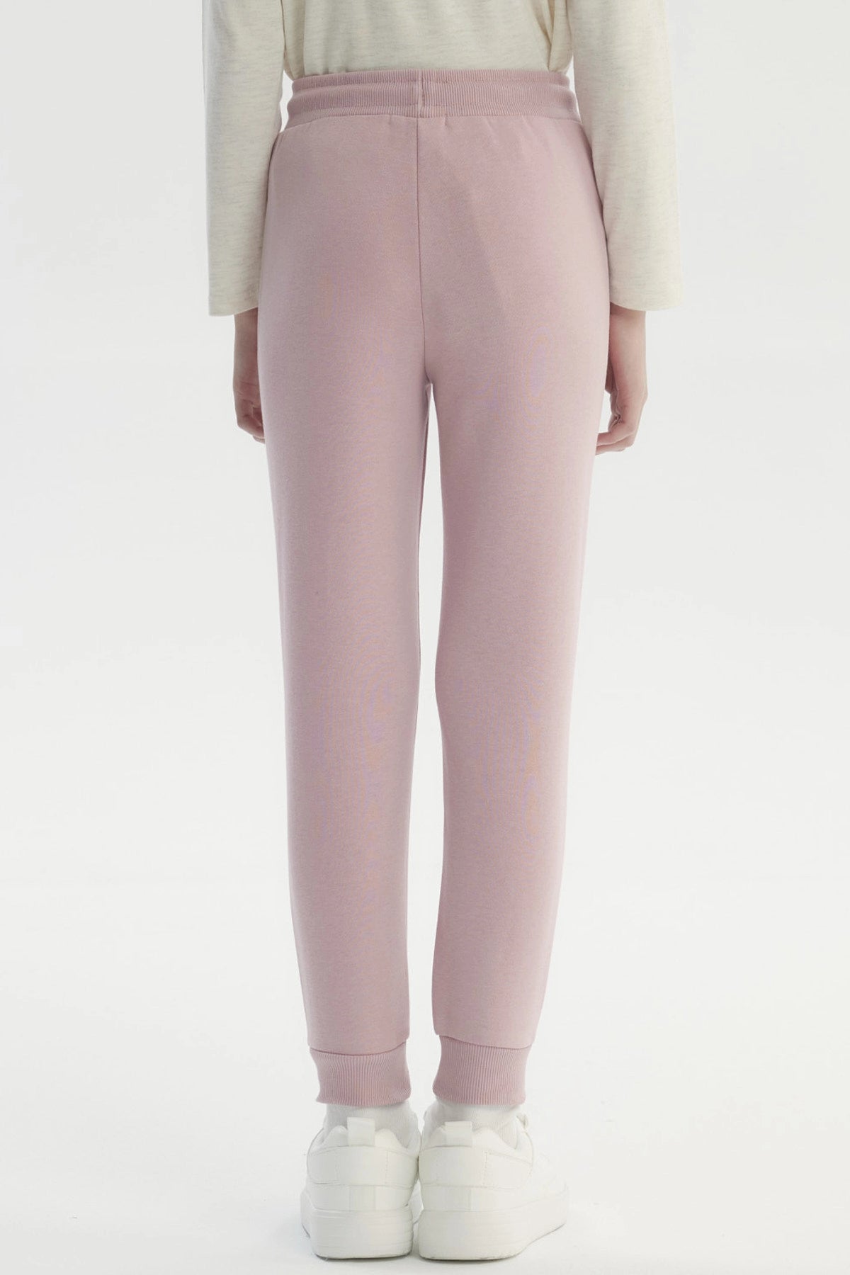 Pantalón jogger rosado para niña con cintura elástica y cordón liso sin estampa ajuste cómodo y bolsillos laterales