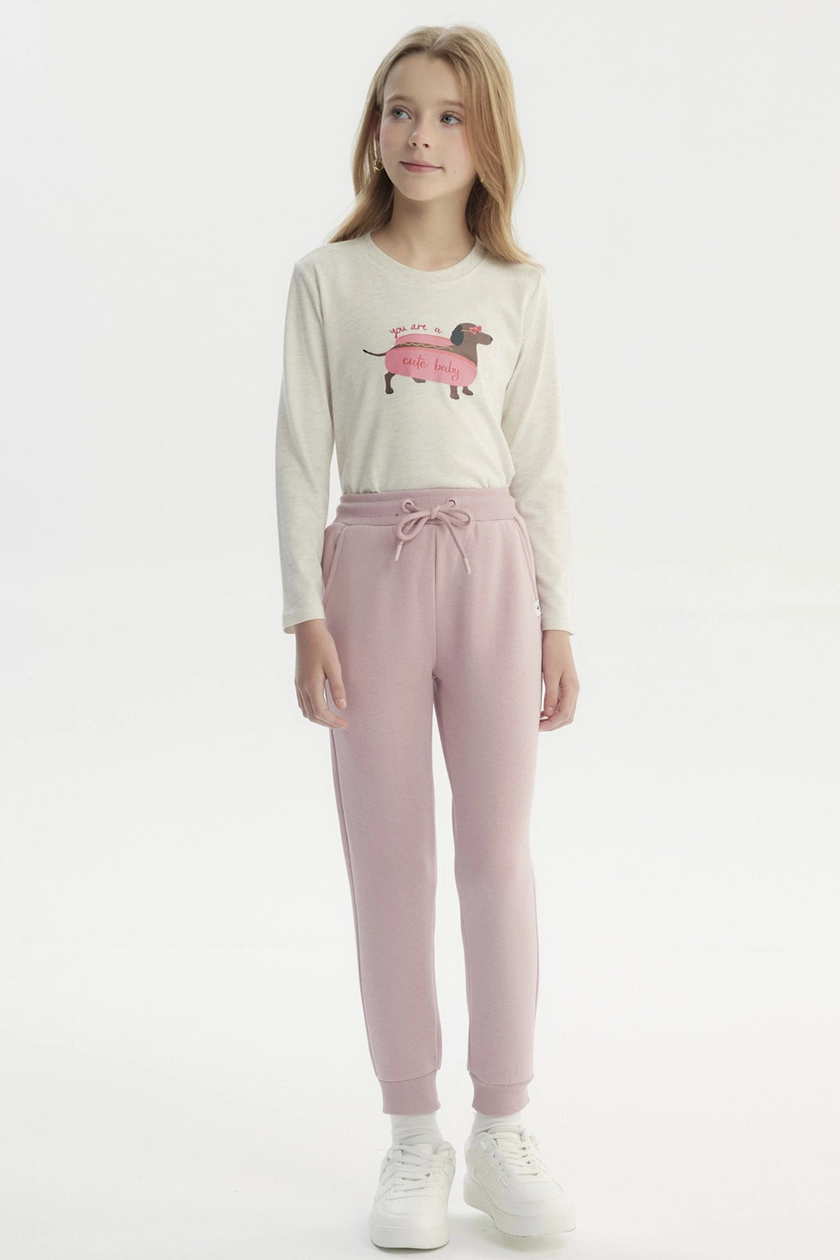 Pantalón jogger rosado para niña con cintura elástica y cordón liso sin estampa ajuste cómodo y bolsillos laterales