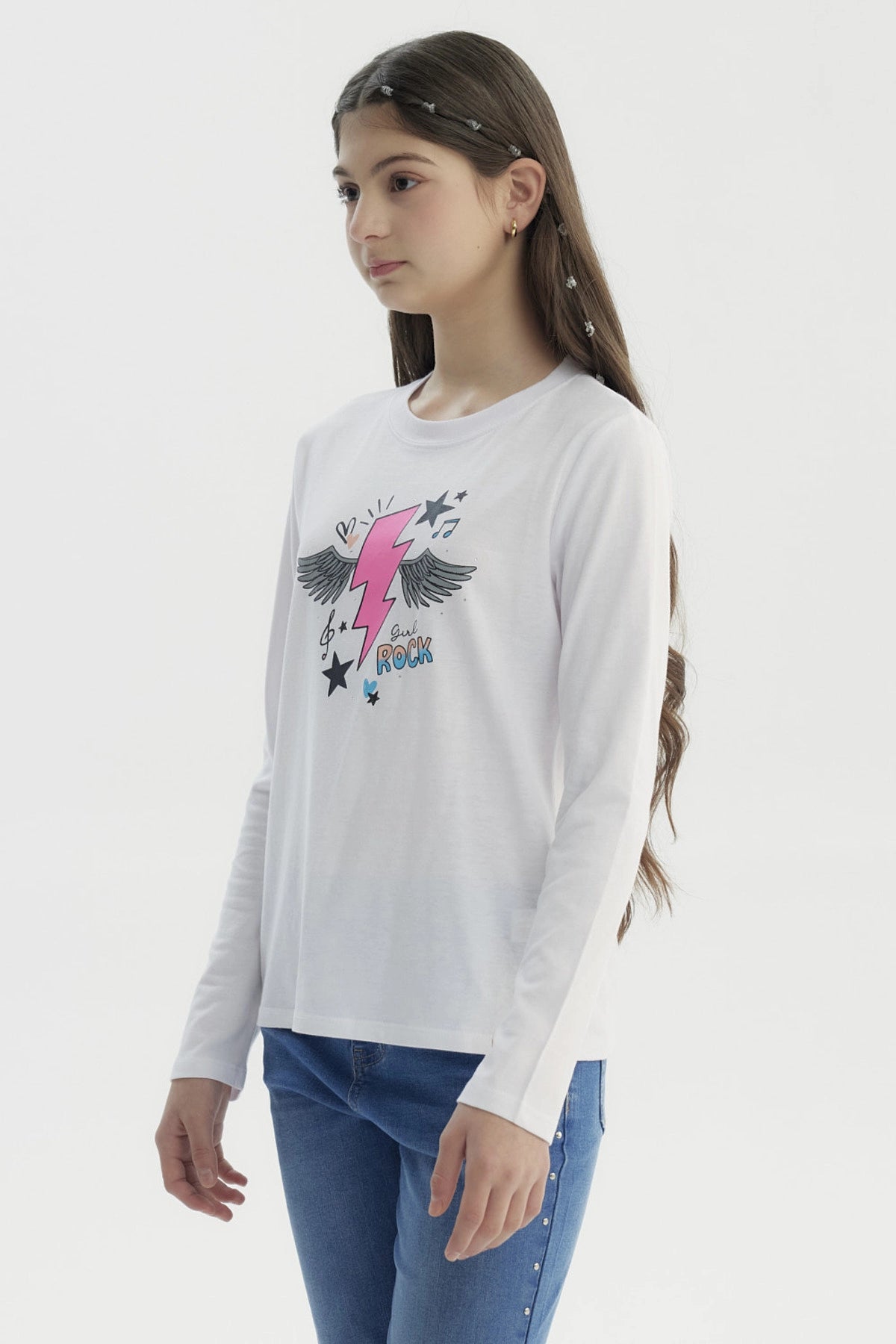 Polera blanca para niña con estampado de rayo rosa y alas negras en el centro rodeado de estrellas notas musicales y texto Girl Rock