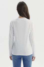 Polera blanca para niña con estampado de rayo rosa y alas negras en el centro rodeado de estrellas notas musicales y texto Girl Rock