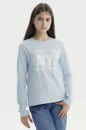 Polera celeste para niña con estampa blanca de texto Brooklyn NY Sport Girl en el pecho estilo casual y relajado