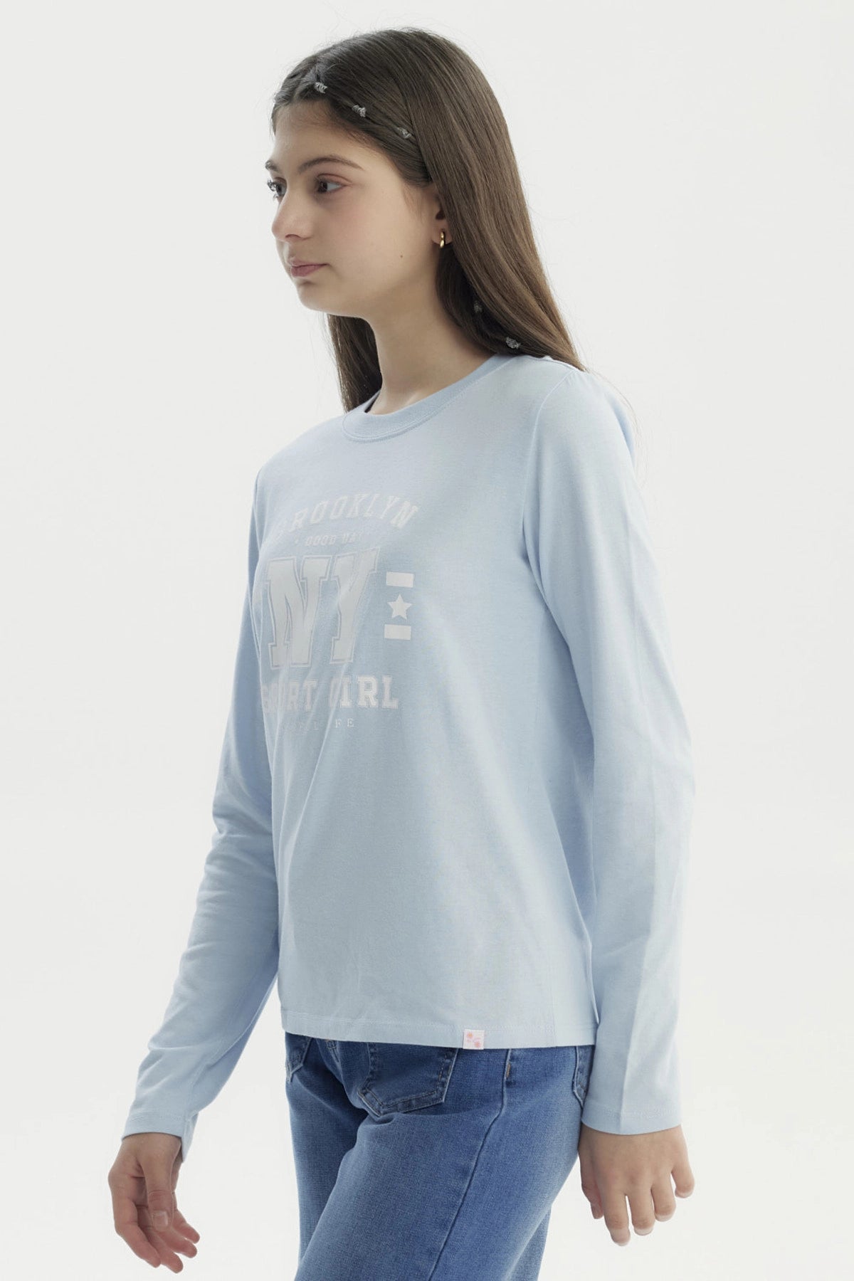 Polera celeste para niña con estampa blanca de texto Brooklyn NY Sport Girl en el pecho estilo casual y relajado