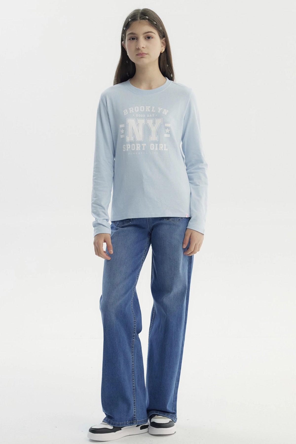 Polera celeste para niña con estampa blanca de texto Brooklyn NY Sport Girl en el pecho estilo casual y relajado