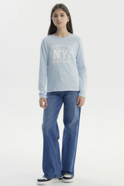 Polera celeste para niña con estampa blanca de texto Brooklyn NY Sport Girl en el pecho estilo casual y relajado