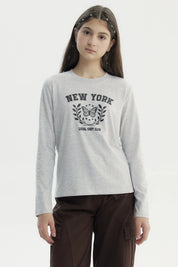 Polera niña gris melange con estampa central de mariposa y texto New York Local East Club en estilo universitario