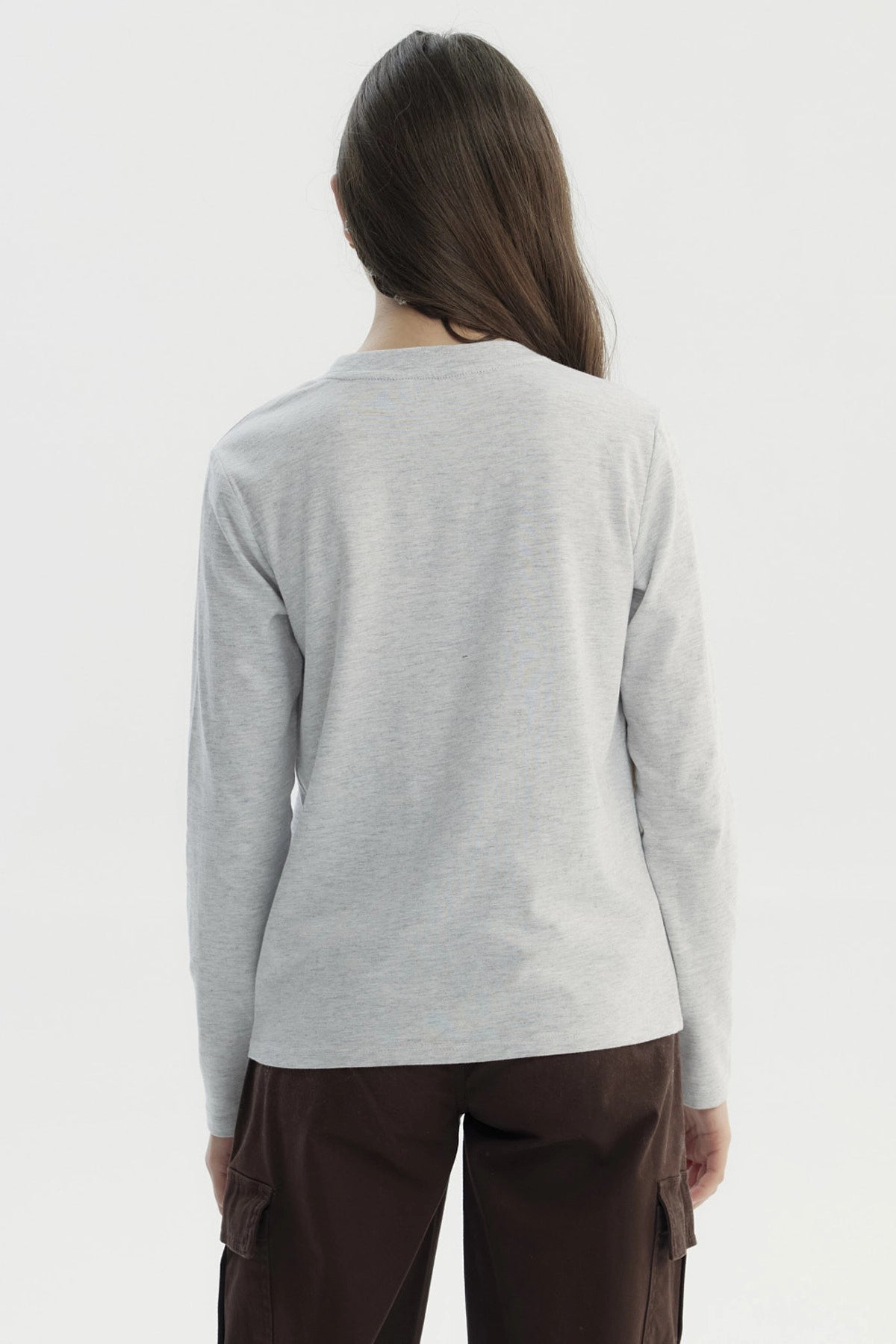 Polera niña gris melange con estampa central de mariposa y texto New York Local East Club en estilo universitario