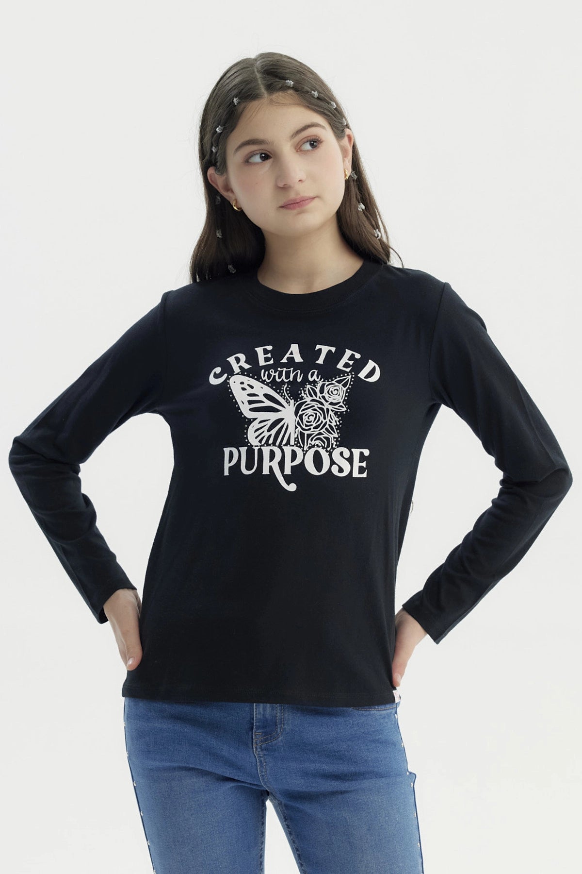 Polera negra niña con texto Created with a Purpose y mariposa grande al frente estilo casual algodón poliéster