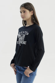 Polera negra niña con texto Created with a Purpose y mariposa grande al frente estilo casual algodón poliéster