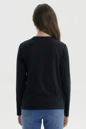 Polera negra niña con texto Created with a Purpose y mariposa grande al frente estilo casual algodón poliéster