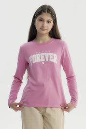 Polera rosada de manga larga con texto Happy Forever en el pecho estilo casual y juvenil