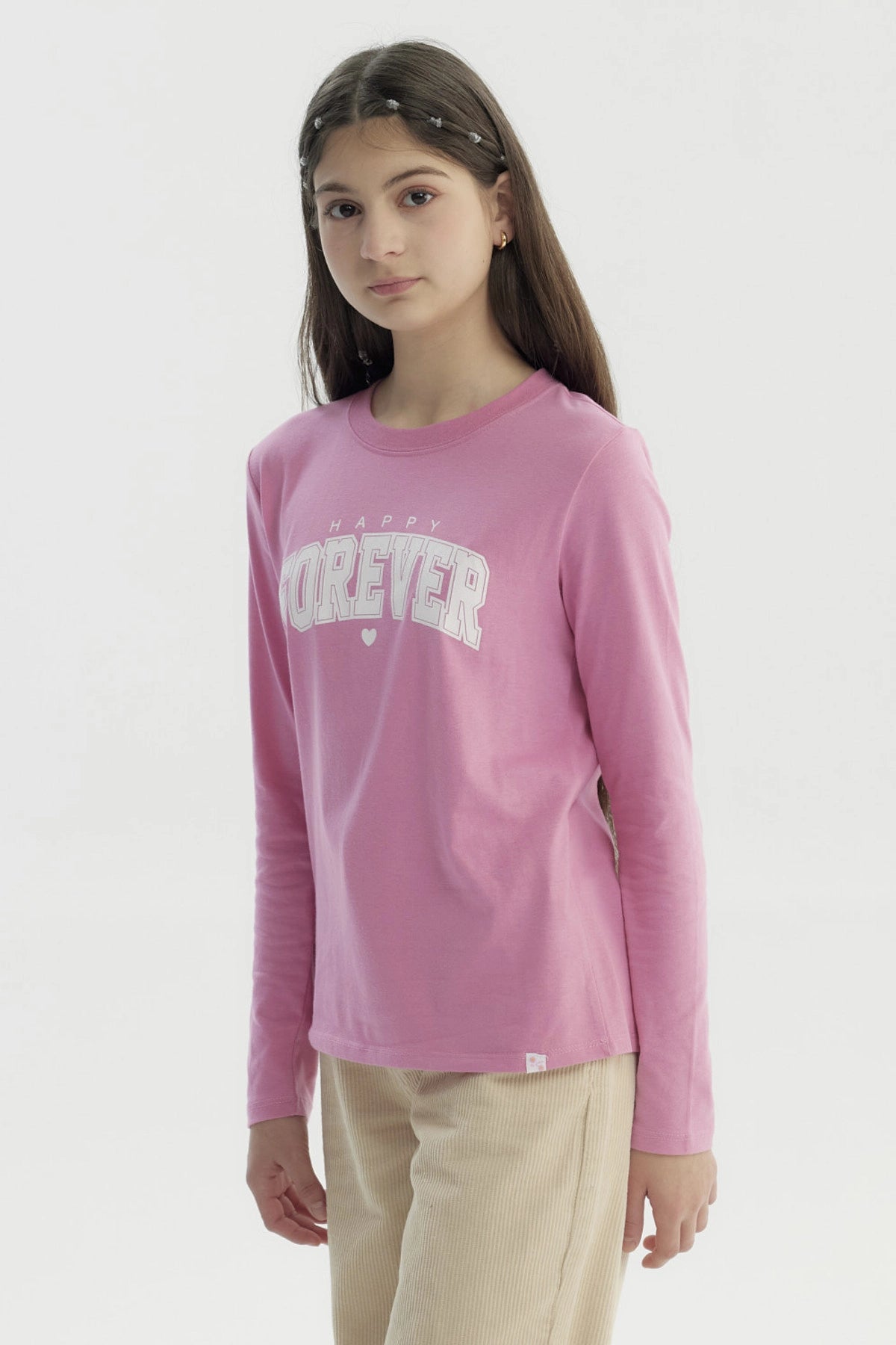 Polera rosada de manga larga con texto Happy Forever en el pecho estilo casual y juvenil