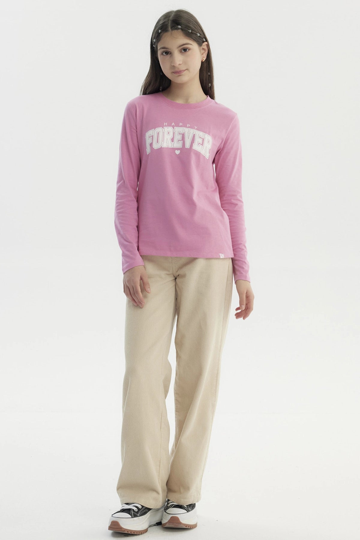 Polera rosada de manga larga con texto Happy Forever en el pecho estilo casual y juvenil