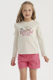 Polera beige para niña con estampado de gatos estilo caricatura al frente y texto Meow Cattitude en letras grandes