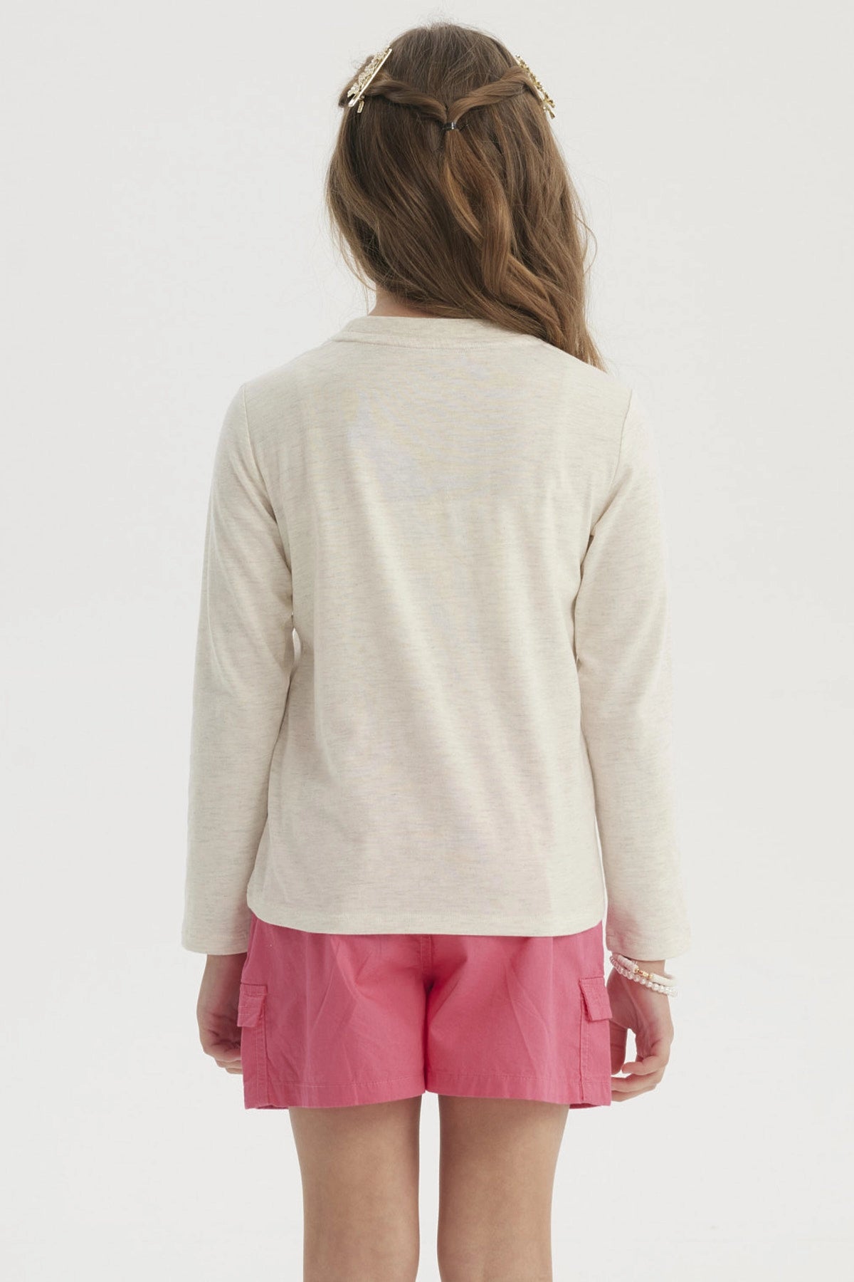 Polera beige para niña con estampado de gatos estilo caricatura al frente y texto Meow Cattitude en letras grandes