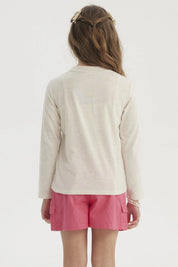 Polera beige para niña con estampado de gatos estilo caricatura al frente y texto Meow Cattitude en letras grandes
