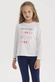 Polera blanca de niña con estampado de lazos en colores rosados y rojos en el centro con texto Happy little things