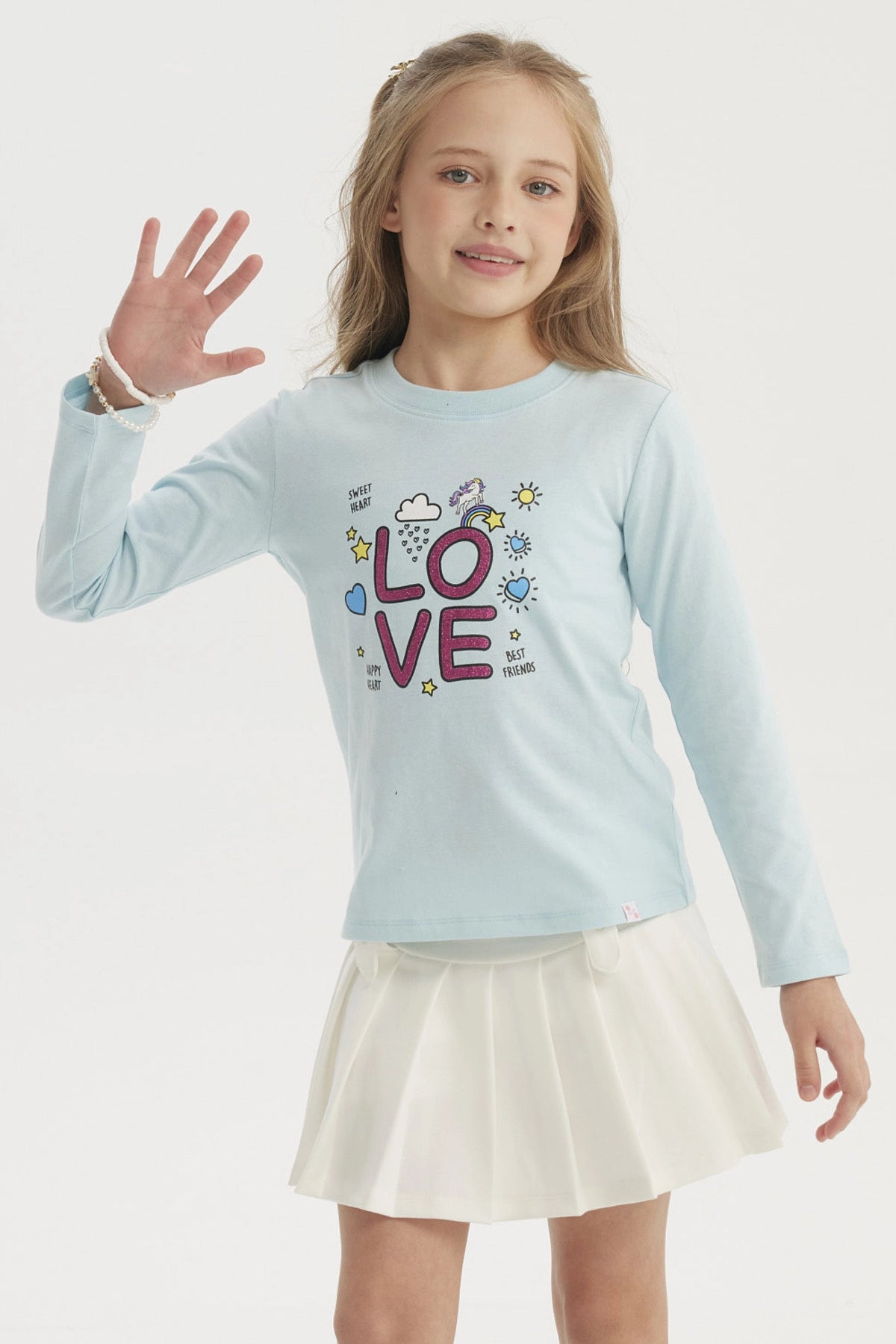 Polera niña celeste con estampa LOVE en letras grandes y coloridas con estrellas y corazones pequeños en el centro