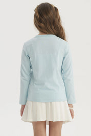 Polera niña celeste con estampa LOVE en letras grandes y coloridas con estrellas y corazones pequeños en el centro