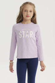Polera niña lila manga larga con texto Brighter than a Star y estrellas plateadas al frente estilo casual moderno