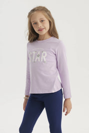Polera niña lila manga larga con texto Brighter than a Star y estrellas plateadas al frente estilo casual moderno